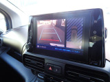 リバースポジションにシフトすると自動的にカメラが作動、モニター画面に後方の視界が映し出される、安心のバックカメラを装備。