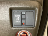 左側電動スライドドアは運転席からでも操作ができるように、ハンドル付近に開閉の操作スイッチが付いています。