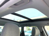 パノラミックサンルーフでルーミーなー車内空間を演出。もちろん紫外線、赤外線カット仕様です。