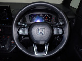 ハンドル左側にはオーディオ操作が出来るオーディオリモートコントロールスイッチ、右側にはHonda SENSINGとオートクルーズコントロールのスイッチを装備!