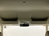 ルームミラー付近の天井にオプション装備のルーフコンソールがついています。ティシュや伝票など、よく使うアイテムをスマートの収納できます。
