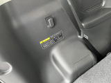 荷室にも便利なショッピングフックがあります。