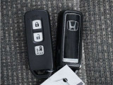 ◆スマートキー◆カギをバッグやポケットに入れたままでもドアロックの開閉ができる『スマートキー』付き!雨天や暗くなってもカギを取り出す必要がなくドアの開錠&エンジンも始動できます
