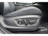 運転席にはパワーシートが付いております。パワーシートは指先1つで操作出来るためチカラの弱い女性の方でもシートに座ったまま操作出来ます♪