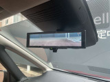 後方確認をしやすいスマートルームミラー付き