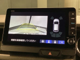 リバースギアに入れるだけで後方の表示へ切り替わります。夜間や雨の日の駐車も楽になりますよ。