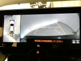 【全周囲モニター】車を上空から見下ろしたような映像をカーナビ画面に映し出し、車庫入れや縦列駐車をサポートしてくれます。