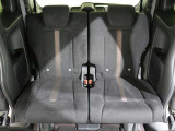 後部座席もゆったり座れます。