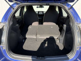 後席を前に倒せばさらに広々としたラゲージスペースに!!