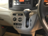 運転席周辺のスマートなレイアウトが、操作のしやすさを実現。快適なドライブをサポートします。パーキングブレーキは、使いやすいハンドタイプのサイドブレ