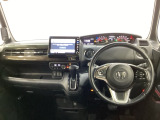 車内は光触媒抗菌消臭施工済です。スタイリッシュなデザインでスポーティなインパネ周りを演出します。グローブボックスやカップホルダーのほかにトレーなどたくさんの収納スペースが付いています。