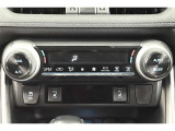 【オートエアコン】お好きな温度に設定すれば自動的に温度を調節、車内を快適空間に仕上げてくれます。