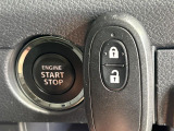 【キーレススタートシステム】カバンやポケットに入れたままでもドアの施錠・解錠が可能なスマートキーを装備。エンジンのオン・オフ時もカギを取り出す必要が無いからとっても便利です♪
