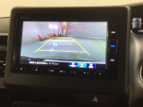 リバースギアに入れるだけで後方の表示へ切り替わります。夜間や雨の日の駐車も楽になりますよ。