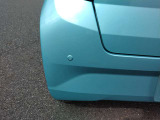 後方にはコーナーセンサーが付いております。音で危険を知らせてくれるのとブレーキとアクセルの踏み間違えも防止してくれます。