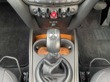 【シフトレバー】マニュアルモード付ATで快適な走りをご堪能下さい。