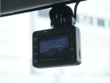 【前方ドライブレコーダー】安心・安全なカーライフに必須のドライブレコーダーを前方に装備。あおり運転や事故に遭遇した際の状況も映像で記録し、万一のリスクに備えます。