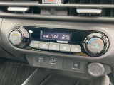 オートエアコンです!ボタンでの簡単な操作で室内を快適な温度にしてくれますので、夏場や冬場でも快適なドライブができます!