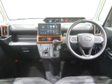 使いやすく運転しやすいレイアウトの運転席回り。