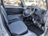 納車前には当社整備工場にてディーラー整備士が、12ヶ月点検又は車検整備を実施。安心してお乗り頂けるようお渡しさせて頂きます。