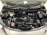 エンジンルーム内も隅々まで掃除がいきわたっています!ハイブリッド部分は初度登録から10年、もしくは3年間の長い方の保証付!ただし累計走行距離数20万キロまでとなります!
