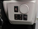 安全装置関連スイッチが運転席正面のインパネ下にあります。