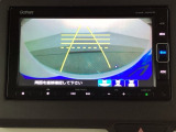 バックでの車庫入れも安心です! リアカメラが付いているバックモニター付のナビを装備しております。操作線もついており距離感も画面から確認できます。