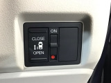 【片側パワースライドドア】片側がパワースライドドアになっており、運転席のスイッチやスマートキーでも開閉が可能です!開口部も広いので乗り降りも楽々♪