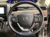 ハンドルにHondaセンシング系のクルーズコントロールやレーンキープアシストなどのスイッチと、オーディオの操作スイッチが装備されています。ハンドルから手を離さず安全に操作できます。
