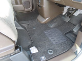 【フロントのフロアマット】前席は純正フロアマット付きです。大きな汚れもなく、使用感も少なめで綺麗な状態です。