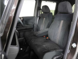 運転席と助手席は足元が繋がっているので自由に行き来しやすいので駐車場が狭いときでも助手席側からスムーズに乗り降りできて便利!