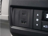 USB接続、スマートフォンの充電等にも便利なUSBチャージャー!使いやすい場所に装備されています。