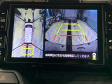 車庫入れの苦手な方にバック時のサポートバックモニター、パノラミックビューモニター付き。※カメラが映し出す範囲は限られています。必ず車両周辺の安全を直接確認してください。