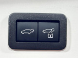 【パワーバックドア】スマートキーや運転席のボタンを押すだけでリアゲートが自動で開閉します!荷物を持っている時や、高い位置にあるバックドアを閉める際に便利な機能です♪