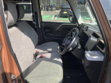 フロントシートはベンチシートです。インパネシフトで足元は広々。運転席と助手席はウォークスルーできます。