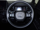 ハンドル左側にはオーディオ操作が出来るオーディオリモートコントロールスイッチ、右側にはHonda SENSINGとオートクルーズコントロールのスイッチを装備!