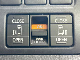 【両側パワースライドドア】スマートキーや運転席のスイッチで後席両側スライドドアの開閉が可能♪電動だから力を入れてドアを開ける必要が無く、小さなお子様でも簡単に開け閉めでき快適です♪