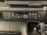 セレクトレバーの左上にオートエアコンがついてますので簡単操作で快適に過ごせます。シートヒータースイッチ内蔵で前席の左右別々に2段階で温度設定ができます。