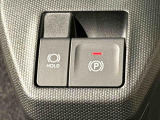 指先だけで簡単に操作が可能な電動パーキングブレーキを採用。「HOLD」スイッチを押すと、渋滞や信号待ちなどでブレーキペダルから足を離しても、ブレーキを保持するので安心です