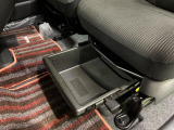 【シートアンダーボックス】シートの下に大容量の収納スペースが備わっており、靴や洗車グッズなど、外から見られたくないものをすっきり収納できて便利!