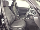 乗降がしやすい運転席。高さが調節できて小柄な方でも運転しやすいポジションをとることができます。