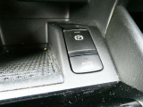 電動パーキングブレーキは、従来の足踏み式に比べ、しっかりと車をホールドしてくれるので安心です。女性の方には特に安心いただける装備です