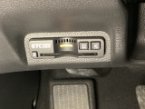 ハンドルの左下にETC2.0がついています。高速道路の料金所の通過も楽々です!。 カードの取り出しもしやすい場所についています。
