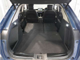 【トランクスルー機構】後席を前に倒してトランクルームとつなげ、長尺物の収納を可能にするトランクスルー機構も備えています。