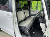 運転席まわりには十分なスペースがあり、大柄な方でもゆったり運転していただける環境です。
