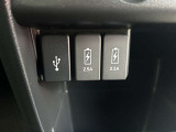 USBソケットが付いて運転中にスマホ等の充電ができます!とても便利です♪
