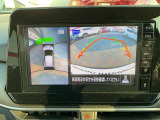 【アラウンドビューモニター】周囲を見渡せる映像で、スムースな駐車をサポートします