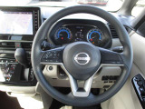 運転中もハンドルから手を放さずにオーディオ操作することができます。