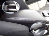 運転席と助手席の間のアームレスト ・展開すると収納部として使用出来ます。シフト部下にも収納が出来ます。
