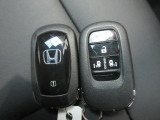 スマートキー付!キーを取り出さなくてもドアロックの施錠・開錠、エンジンの始動が出来ます!雨の日や荷物の多い日にとても便利ですね♪
